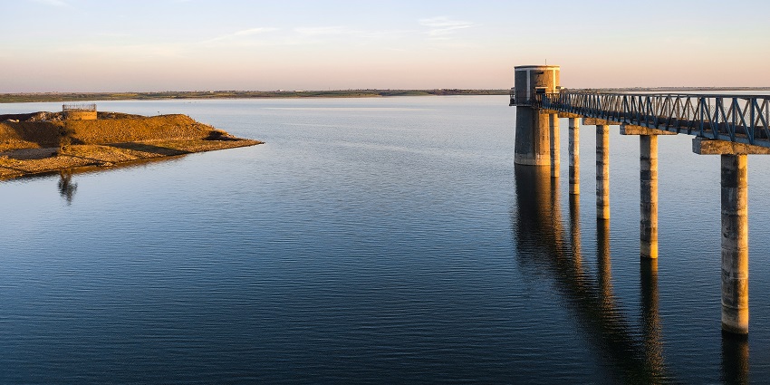 Indira Sagar Dam reservoir view, among the top places to visit near Hanumantiya.
