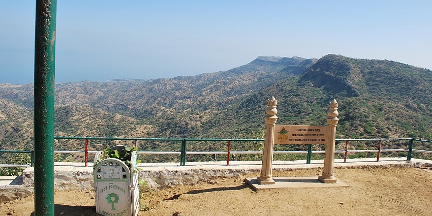 Rugged hills and rocky landscape at Kala Dungar under a clear sky.