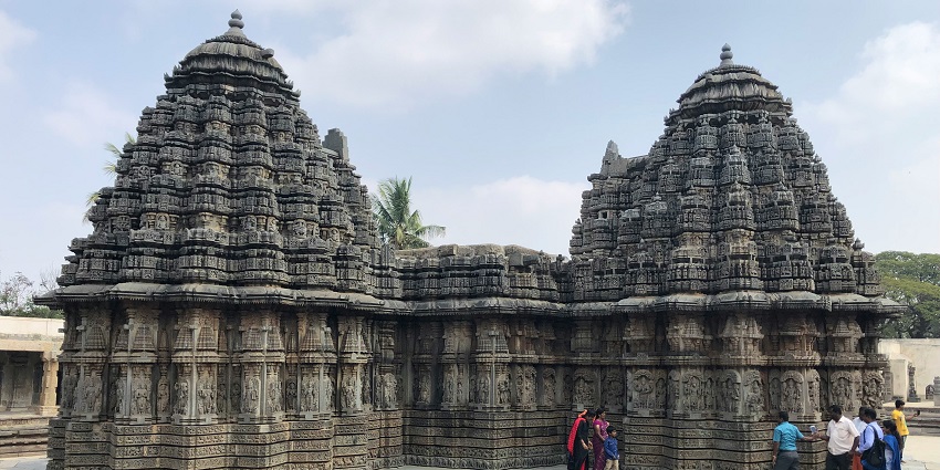 Kalbhairav Temple near Harihareshwar Beach offers spiritual peace and scenic views.
