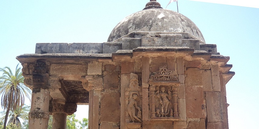 Kaleshwari group of monuments with shikari madhi, old ruined architecture, one of the best places to visit in monsoon near Vadodra.
