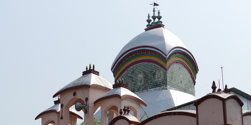 Kalighat Temple features traditional architecture and a peaceful atmosphere in an urban setting.
