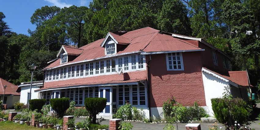 A British-era cottage with tin roofs in Kasauli, a charming stop among places to visit near Chandigarh for 2 days.
