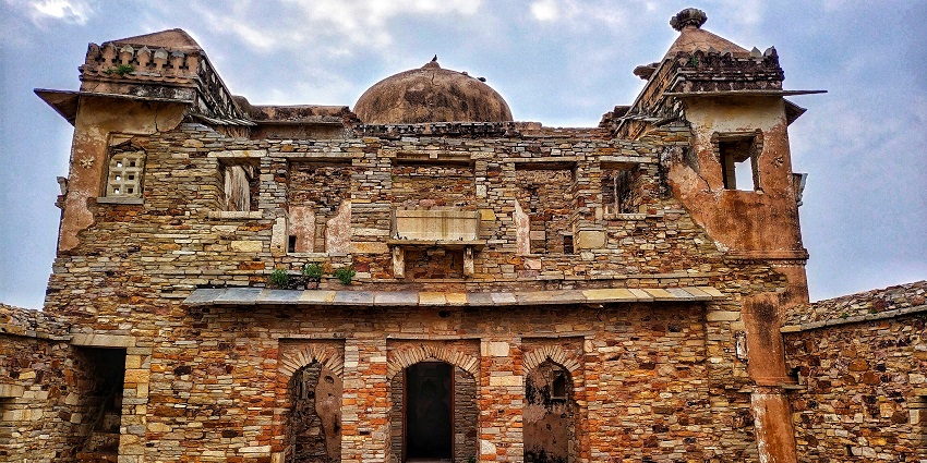 Historic Kishangarh Fort with lake views, one of the historical places to visit near Jaipur for 1 day.