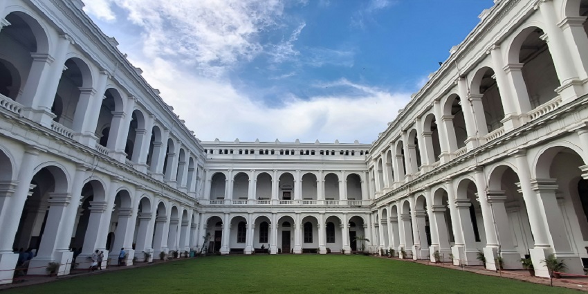 Colonial-style building of Kolkata Rail Museum with manicured lawns and trees.