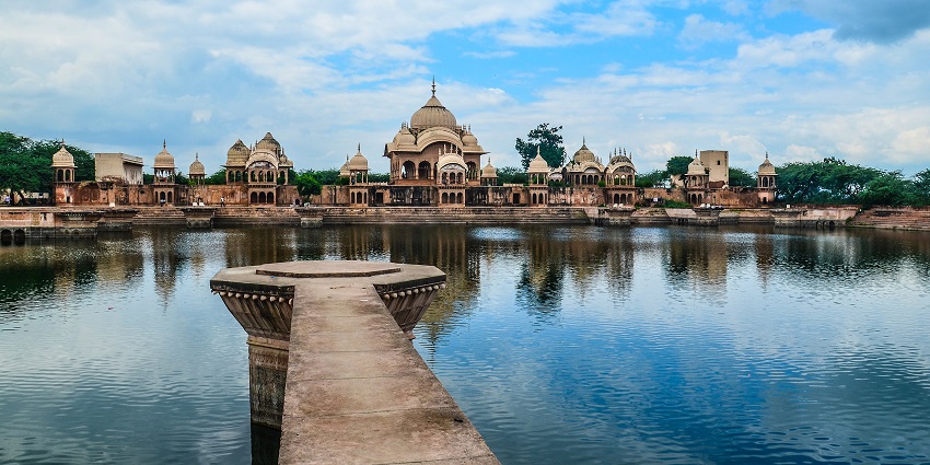 Kusum Sarovar with a blue water body surrounded by old architecture, among the best places to visit near Govardhan.
