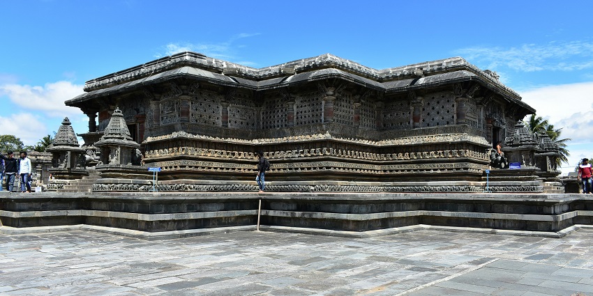 The ancient stone temple at Lakkundi, one of the top places to visit near Hubli for 1 day trip.
