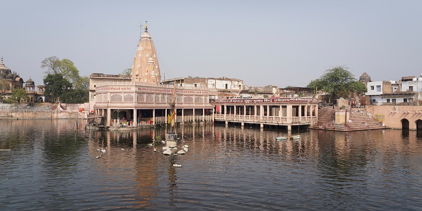 Mansi Ganga Kund, a sacred water spot and one of the serene places to visit near Govardhan.
