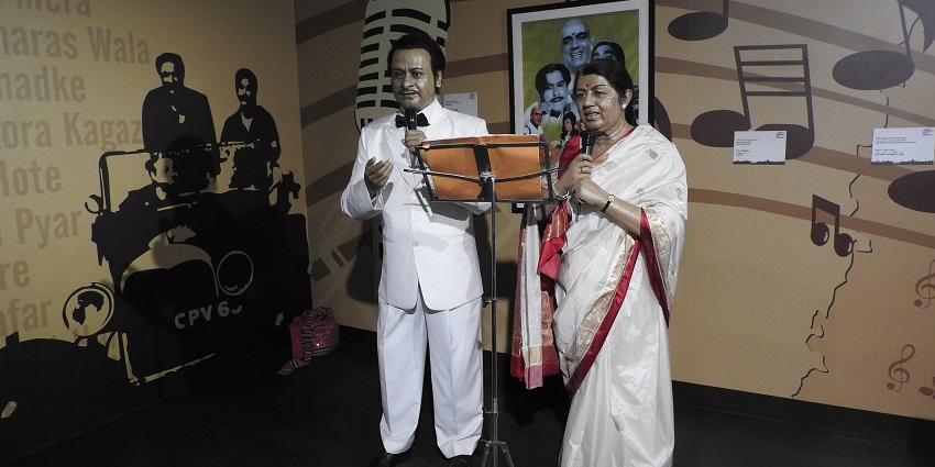 Wax statues of renowned singers Lata Mangeshkar and Kishore Kumar at Mother’s Wax Museum, one of the best places to visit near Eco Park Kolkata.