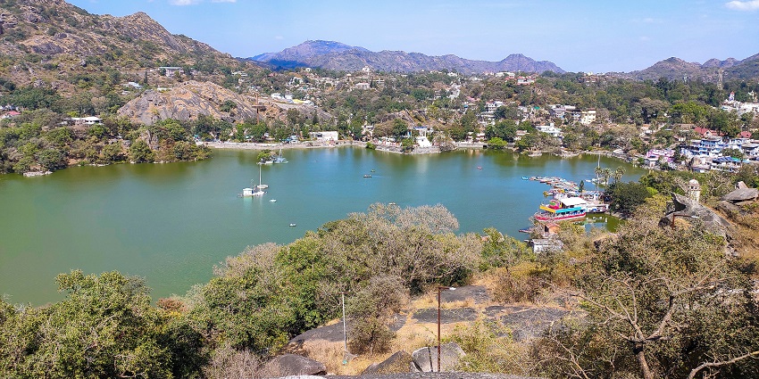 Nakki Lake in Mount Abu, one of the serene places to visit near Jaipur within 500 km.
