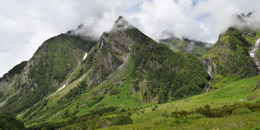 Panoramic views of Mundali, one of the places to visit near Chakrata to experience local life.