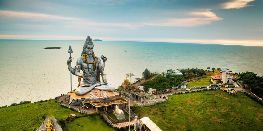 Majestic Murudeshwar Shiva statue towering by the sea, a stunning place to visit near Kavaledurga.