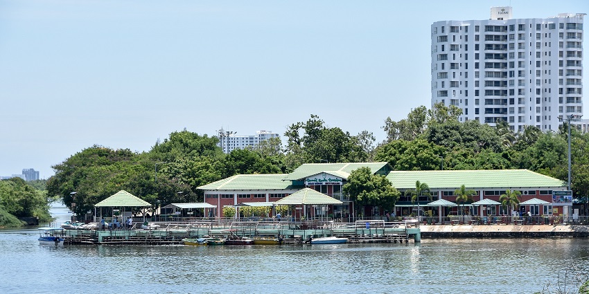 Muttukadu Boat House in Tamil Nadu overlooking the waterfront and boats docked along the shore