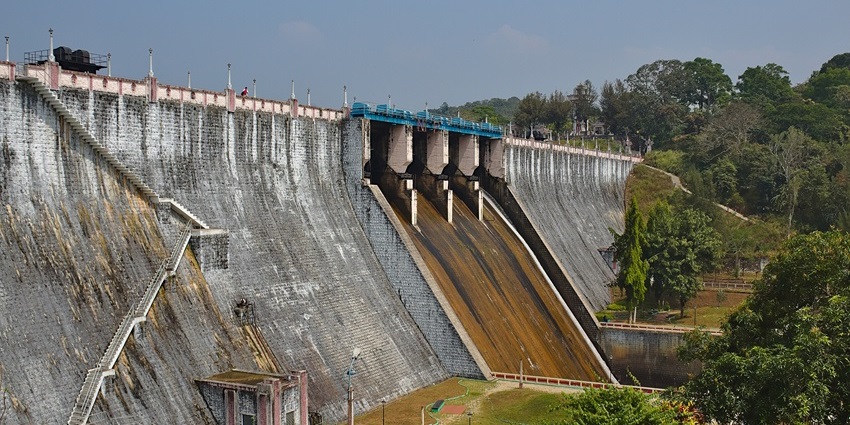 Neyyar dam with water, greenery, and hills, one of the places to visit near Attingal.
