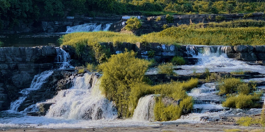 Ninai Waterfall cascading through rocks, a scenic gem among places to visit near Bharuch within 100 km.