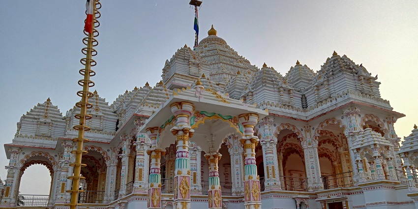 Beautifully patterned Panch Mandir temple with striking architecture, one of the best places to visit near Kapurthala.
