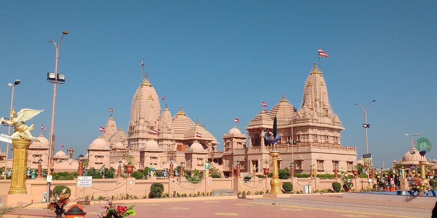 Poicha Nilkanthdham Swaminarayan Temple with traditional architecture, one of the best places to visit in monsoon near Vadodra.
