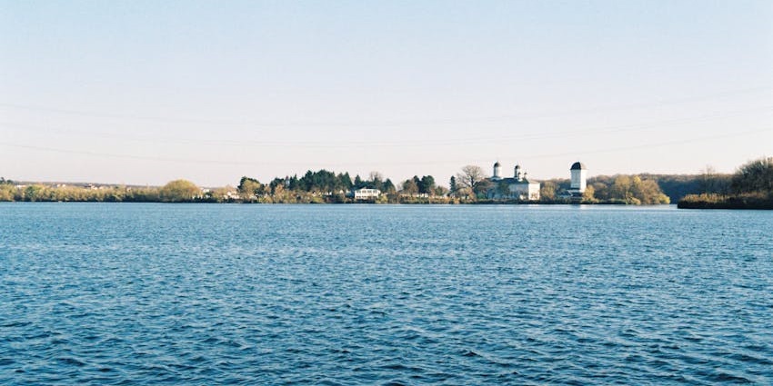 Rabindra Sarobar Lake with calm waters, one of the peaceful places to visit near Ballygunge Kolkata.
