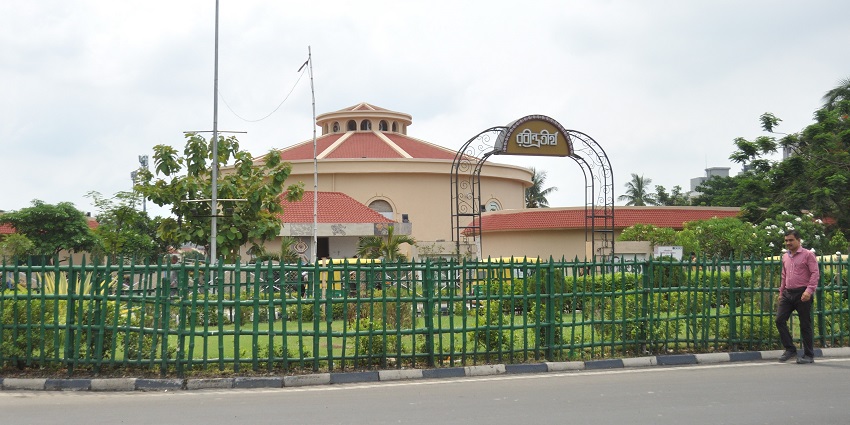 A man walks past the round building of Rabindra Tirtha, one of the best places to visit near Eco Park Kolkata.