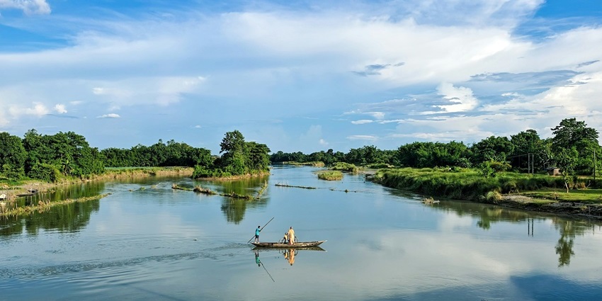 The river at Raichak with boats and greenery, among the places to visit in winter near Kolkata.