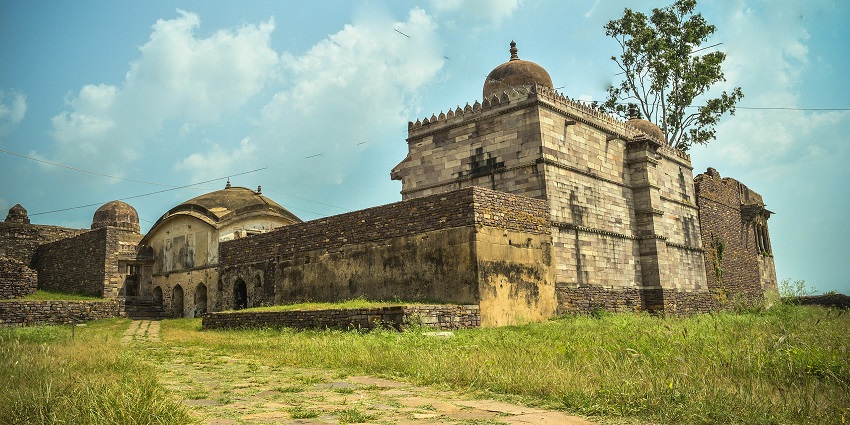Historic Raisen Fort, one of the best places to visit near Bhopal in summer.