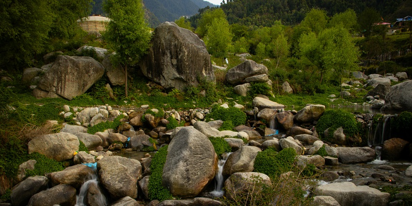Rock Garden with water flowing and surrounded by greenery, one of the scenic places to visit near Ghansoli.
