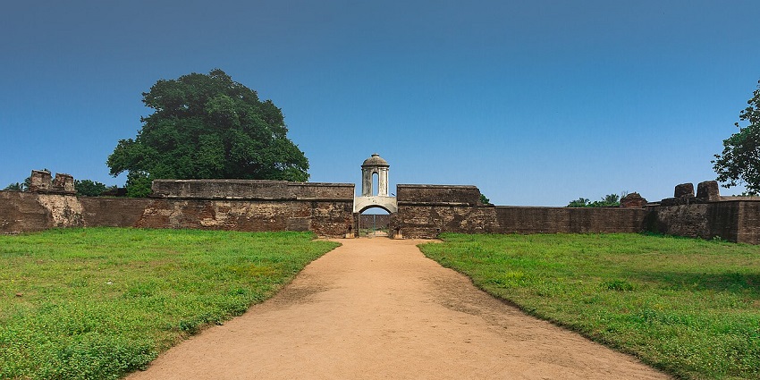 A path leads to the entrance of a Dutch-made Sadras Fort near Chennai