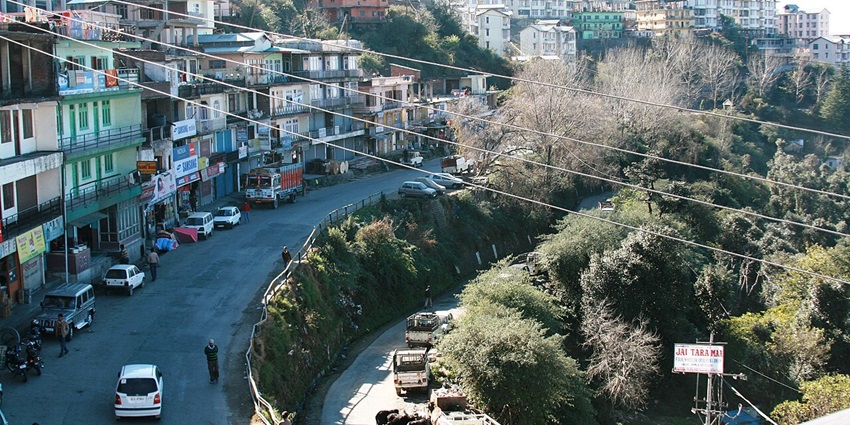Busy hill town of Shoghi with colorful buildings is among places to visit near Chandigarh in winters.