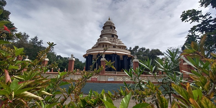 Sivagiri Mutt is a dome-shaped building, surrounded by trees, one of the spiritual places to visit near Kilimanoor.
