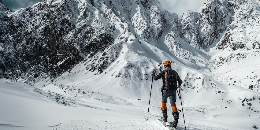Ski slopes with fresh snow and panoramic views capturing what is Auli famous for.
