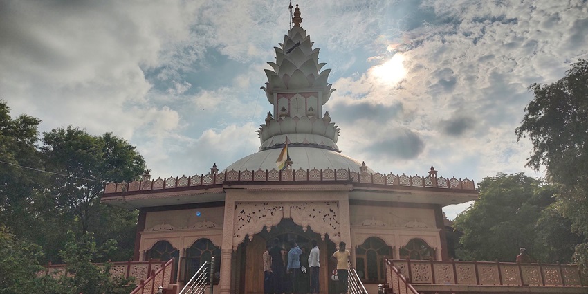 Pilgrims at Nandishwar Temple in Sonagiri, one of the spiritual places to visit near Datia.