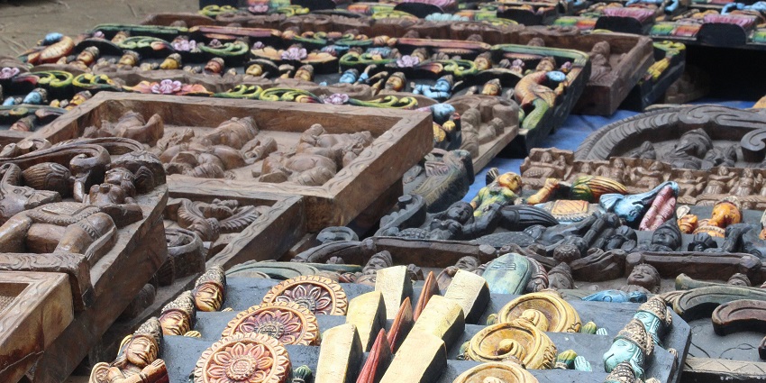 Colorful handicrafts are displayed at State Emporiums, top places to visit near Janpath Market.
