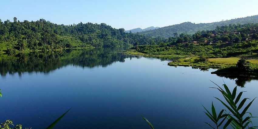 Shillong Lake surrounded by lush green hills – What is the best time to visit Shillong?