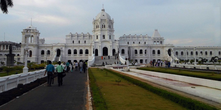 Exterior view of Sunil's Celebrity Wax Museum, one of the places to visit near Bhushi Dam.