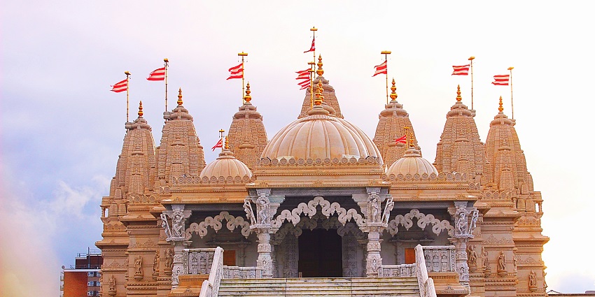 The Walkeshwar Temple is surrounded by trees, known for its serene spiritual ambiance.
