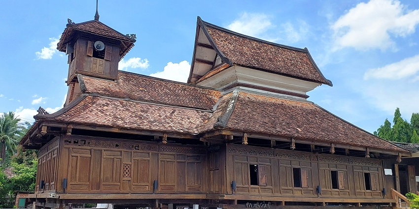 The 300-year-old Talo Mano Mosque in Thailand is built of teak wood with a unique roof design, one of the most beautiful mosques in Thailand.

