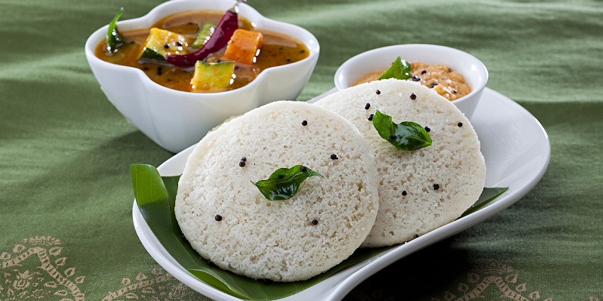 Idli served with Sambhar and chutney at Ananda Bhavan, one of the best South Indian restaurants in Singapore.

