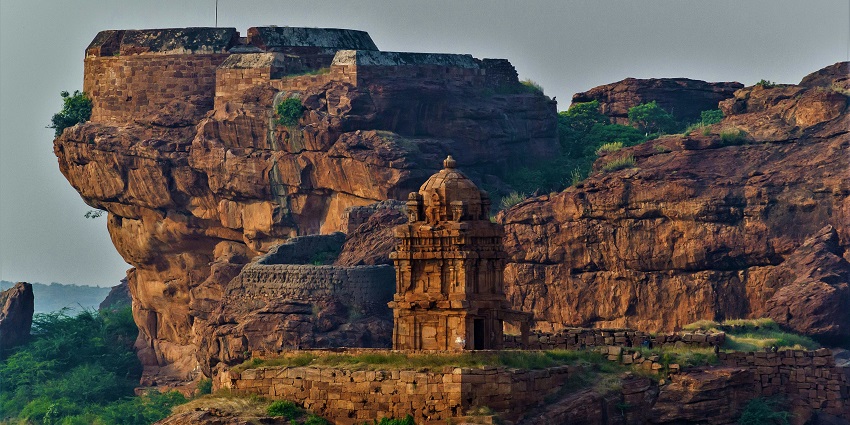 Intricate carvings and ancient rock-cut pillars at Badami Caves, one of the iconic caves in Karnataka.

