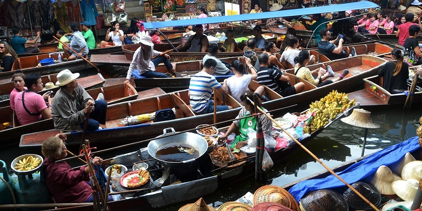 Small boats with fresh produce and seafood at Bang Khla Floating Market.

