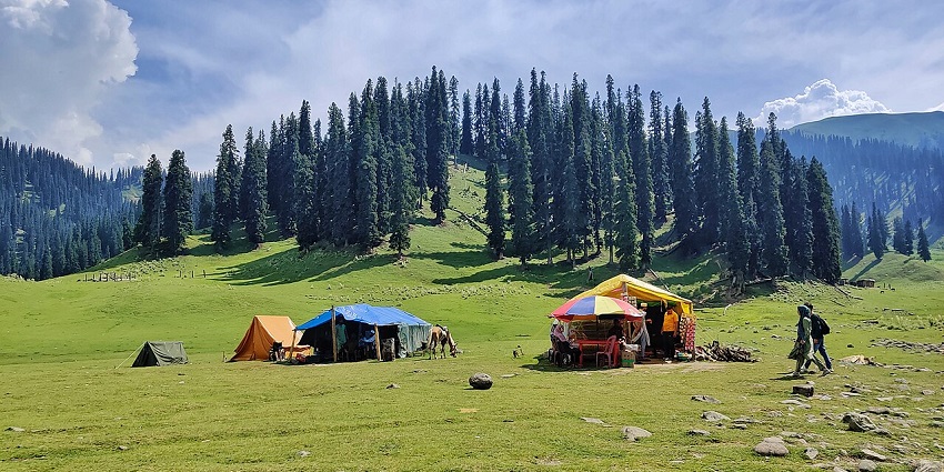 Shops selling snacks and tea have been set up in tarpaulin tents in Bangus Valley.