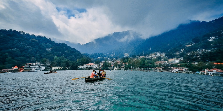 An amazing view of people enjoying boating on an azure water body in Uttarakhand.
