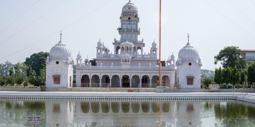 Bidar Gurudwara is beautifully decorated for the Guru Nanak Jayanti 2025 celebrations.