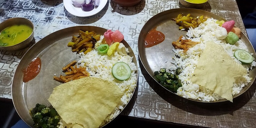 The traditional Nepalese food is served with green veggies, lentils, and spicy pickle in one of the best restaurants in Darjeeling Mall Road.
