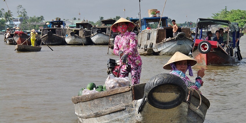Cai Rang Floating Market busy with boats and vendors, a top spot for shopping in Vietnam.
