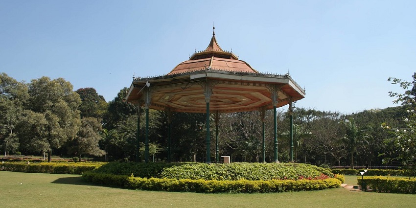 Bandstand pavilion at Cubbon Park, Bengaluru, surrounded by lawns and trees.
