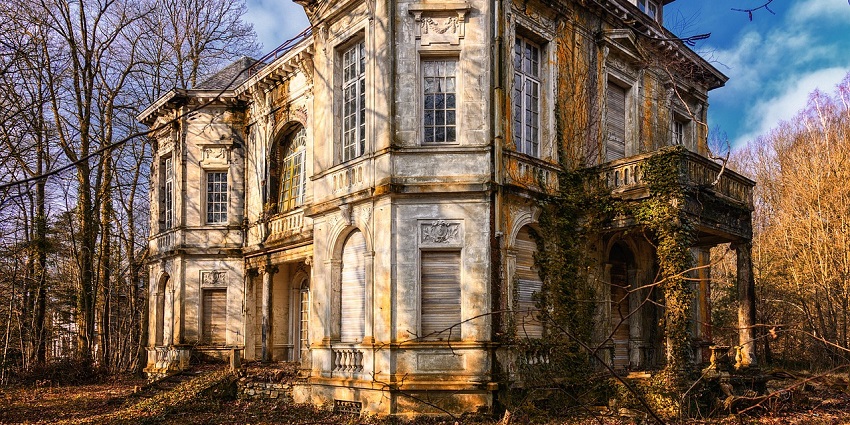 Exterior of an old, weathered apartment building with balconies and closed windows, one of the haunted places in Karnataka.