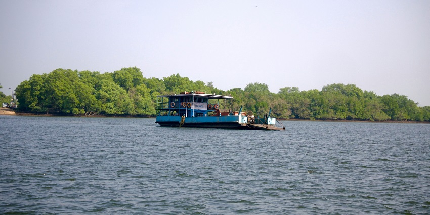 A local ferry approaching Divar Island, one of the serene offbeat places in Goa.
