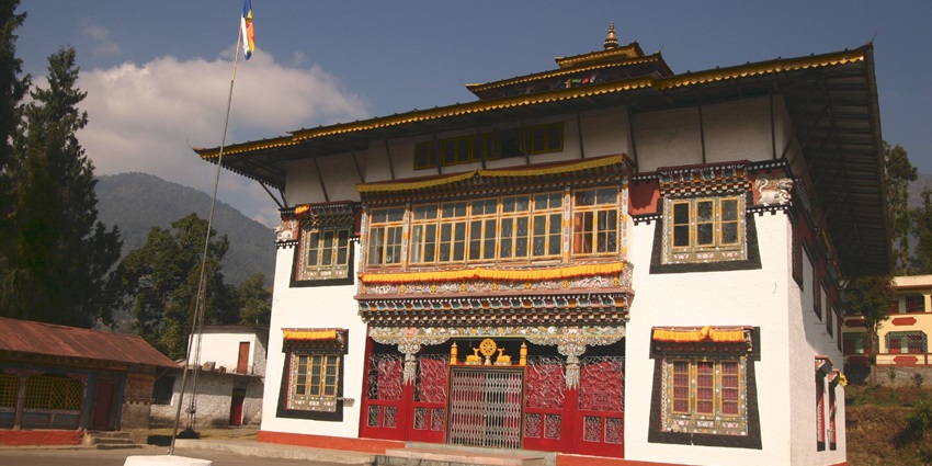 A front view of Phensong Monastery shows its well-decorated windows and gate.