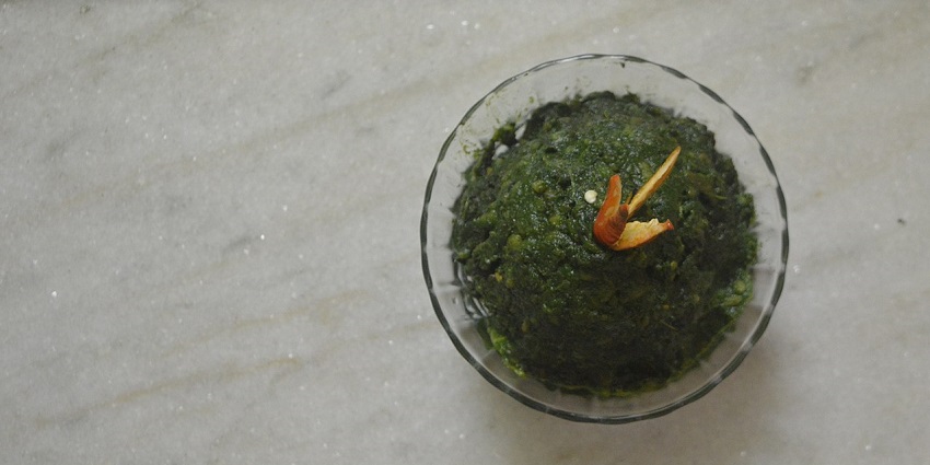 A taro leaf Chhyaka made of garlic, green chillies, ginger, black pepper, and rice flakes in one of the best restaurants in Siliguri for couples.
