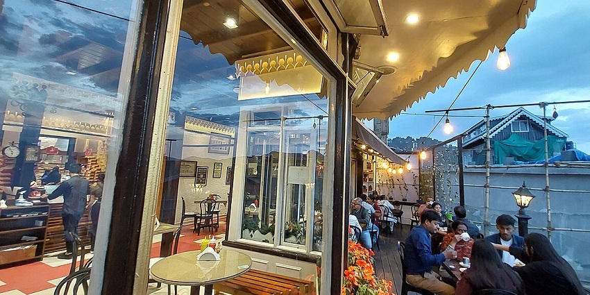 A charming sitting area at Glenary’s restaurant, surrounded by flowers and lights in one of the best restaurants in Darjeeling Mall Road.
