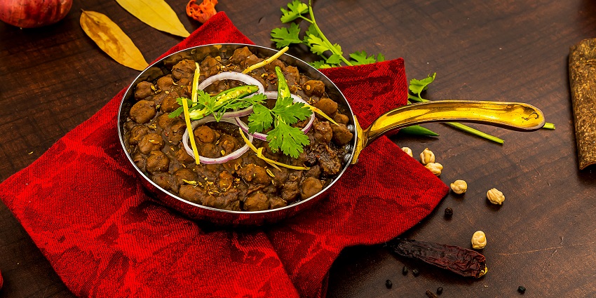Indian curry served at Grains Pure Veg By Udaan Woodberry, one of the pure veg restaurants in Gangtok.
